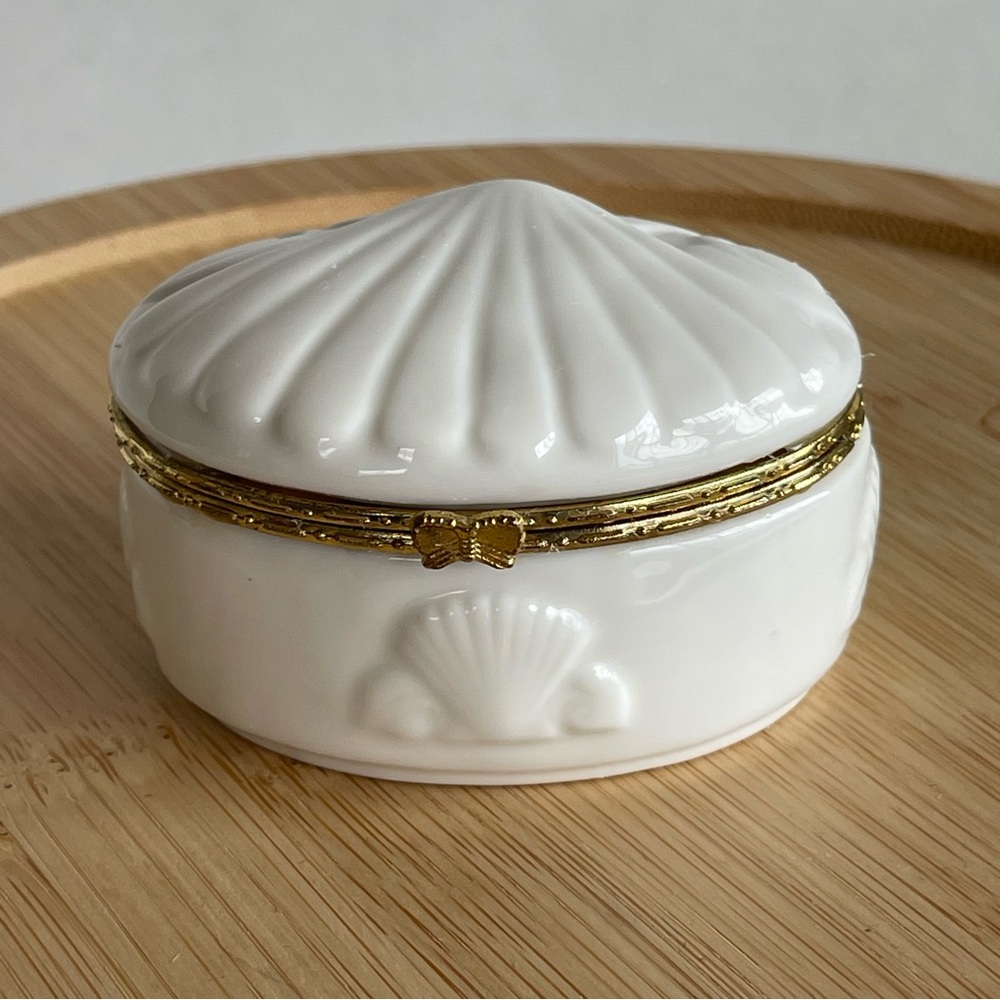 Martha Washington  White Porcelain Shell Trinket Box with Gold Trim